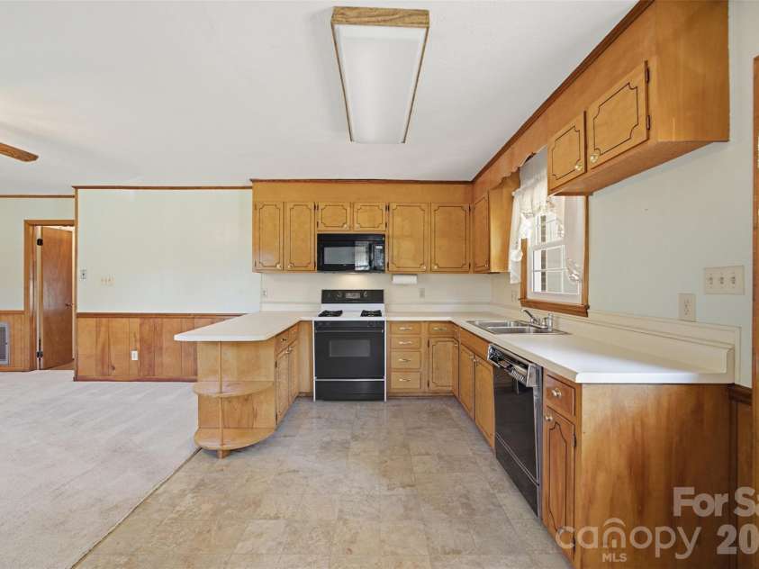 2311 Shaw Avenue, Gastonia, NC 28054.  MLS# CAR4418692, YatesRealty ID 48128. 