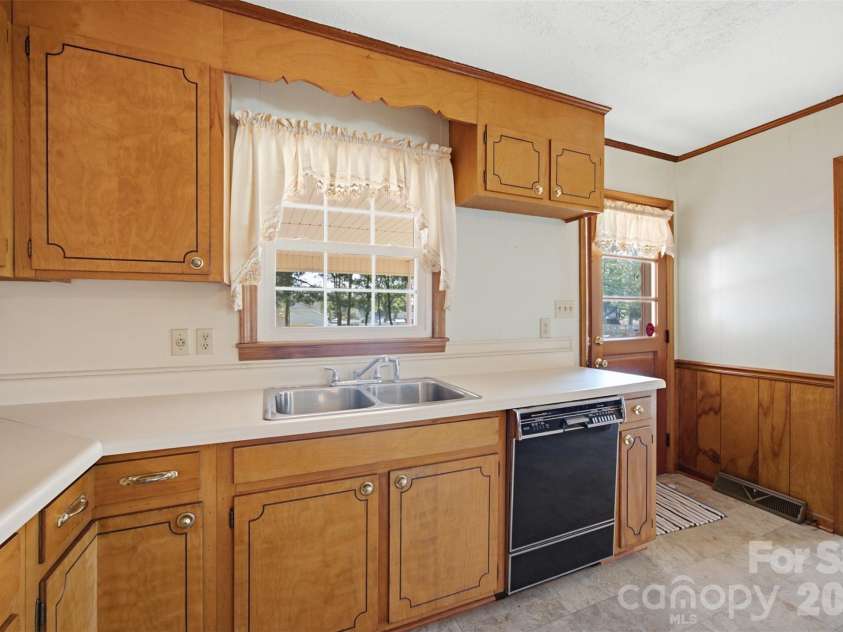 2311 Shaw Avenue, Gastonia, NC 28054.  MLS# CAR4418692, YatesRealty ID 48128. 