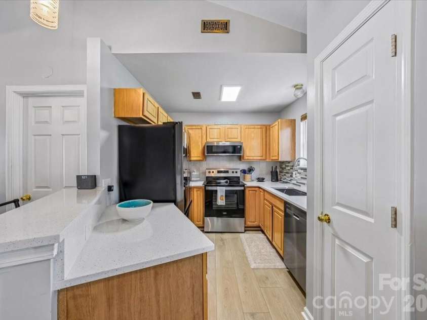 551 Porter Street, Charlotte, NC 28208.  MLS# CAR4420358, YatesRealty ID 48141. 