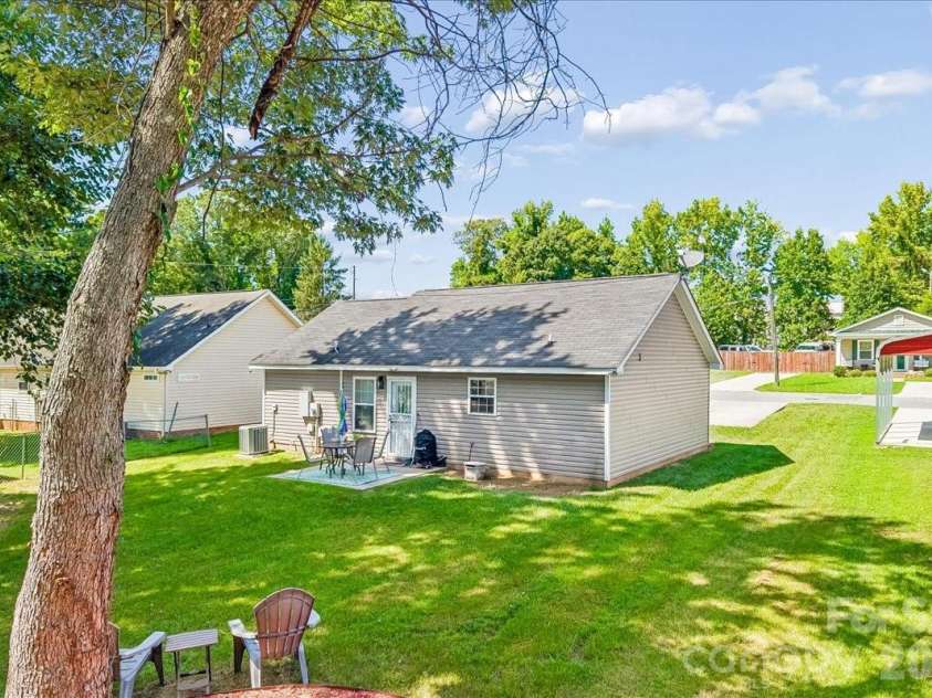 551 Porter Street, Charlotte, NC 28208.  MLS# CAR4420358, YatesRealty ID 48141. 