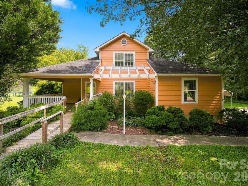 717 2nd Street Place, Conover, NC 28613.  MLS# CAR4420302, YatesRealty ID 48145. Front of 717 2nd St Pl SW Conover
