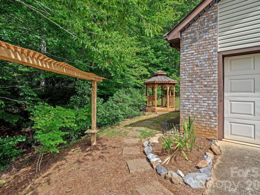 163 Woodburn Drive, Swannanoa, NC 28778.  MLS# CAR4419446, YatesRealty ID 48148. 