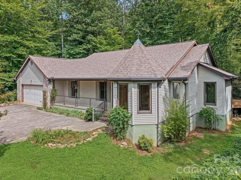 163 Woodburn Drive, Swannanoa, NC 28778.  MLS# CAR4419446, YatesRealty ID 48148. 