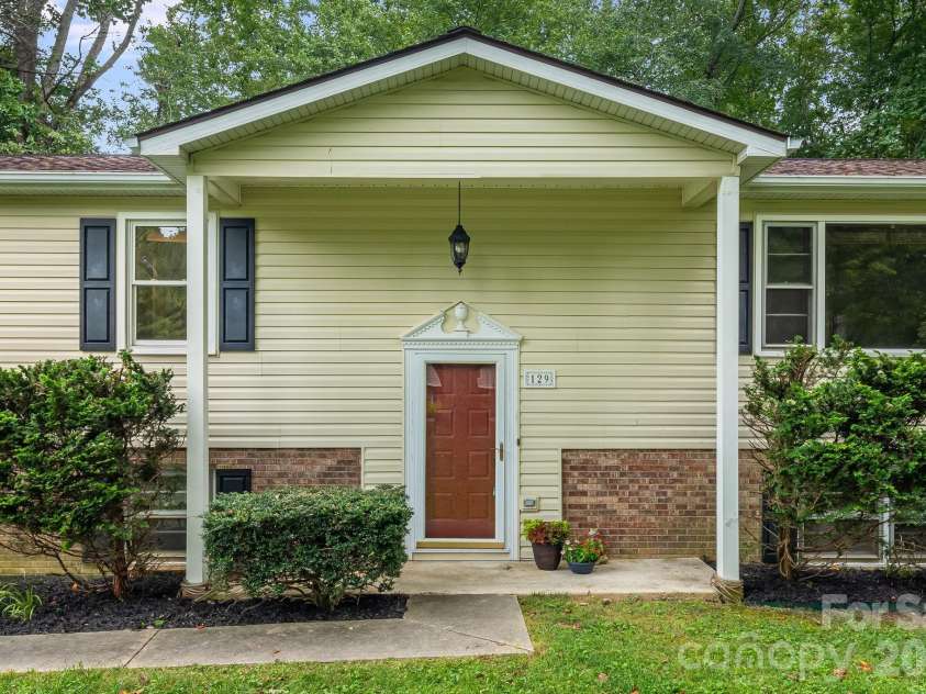 129 Whisperwood Drive, Hendersonville, NC 28791.  MLS# CAR4419413, YatesRealty ID 48149. 
