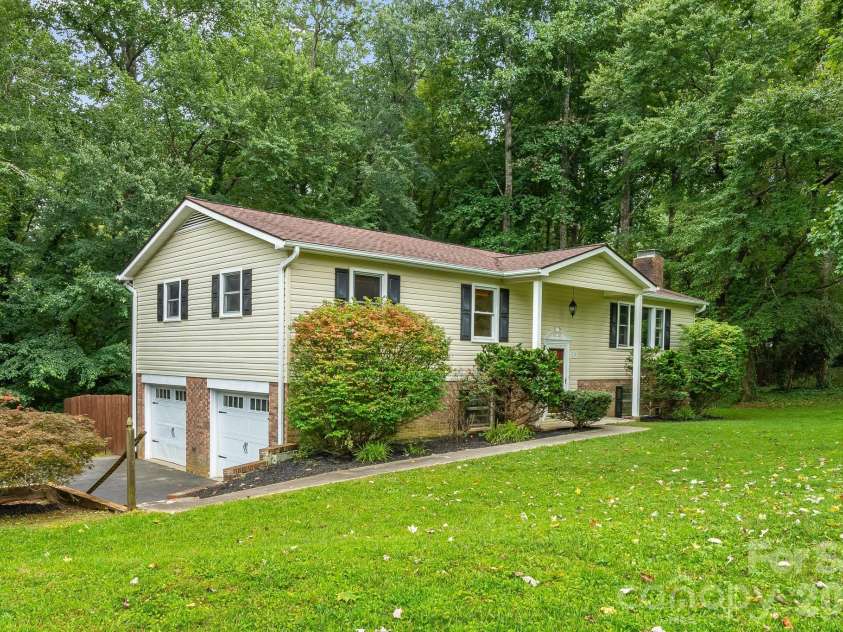 129 Whisperwood Drive, Hendersonville, NC 28791.  MLS# CAR4419413, YatesRealty ID 48149. 