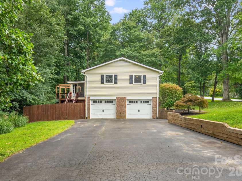 129 Whisperwood Drive, Hendersonville, NC 28791.  MLS# CAR4419413, YatesRealty ID 48149. 