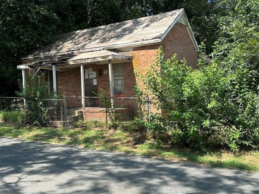 806 Gordon Street, Monroe, NC 28112.  MLS# CAR4420248, YatesRealty ID 48151. 