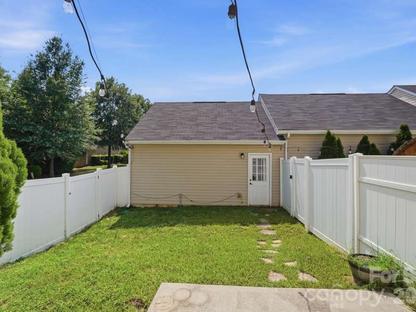 6564 Hasley Woods Drive, Huntersville, NC 28078.  MLS# CAR4410992, YatesRealty ID 48153. 