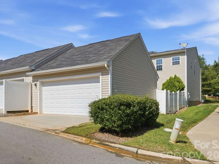 6564 Hasley Woods Drive, Huntersville, NC 28078.  MLS# CAR4410992, YatesRealty ID 48153. 