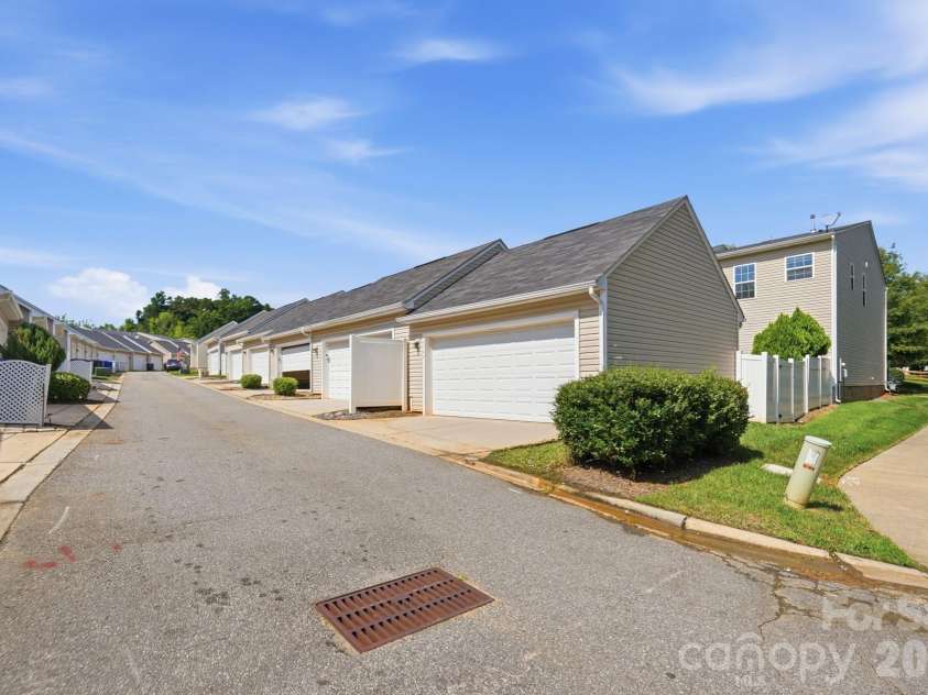 6564 Hasley Woods Drive, Huntersville, NC 28078.  MLS# CAR4410992, YatesRealty ID 48153. 