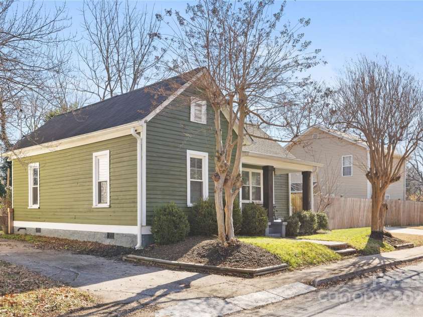 506 Campus Street, Charlotte, NC 28216.  MLS# CAR4217971, YatesRealty ID 4816. Driveway side
