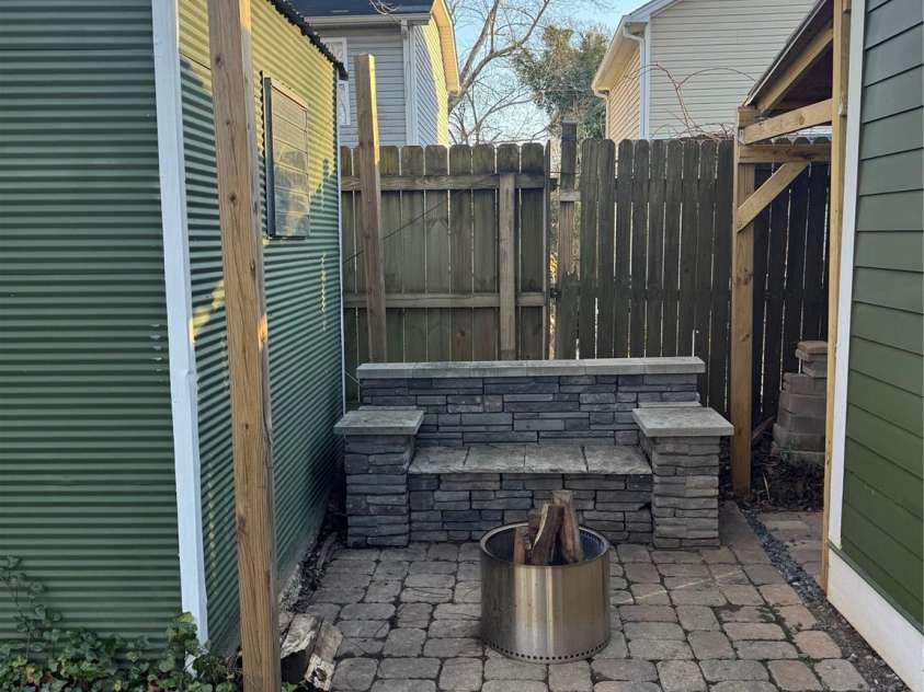 506 Campus Street, Charlotte, NC 28216.  MLS# CAR4217971, YatesRealty ID 4816. Fire pit area