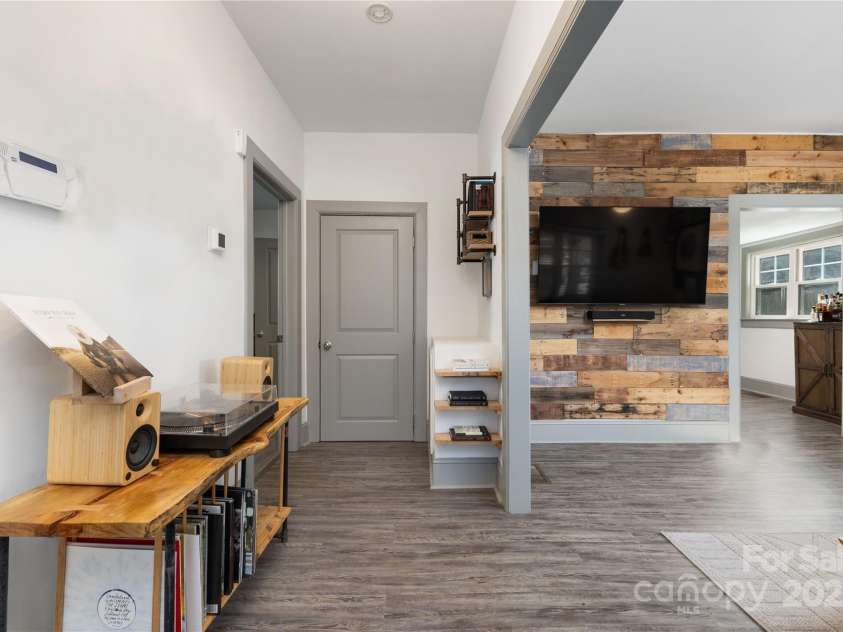 506 Campus Street, Charlotte, NC 28216.  MLS# CAR4217971, YatesRealty ID 4816. Front Entry