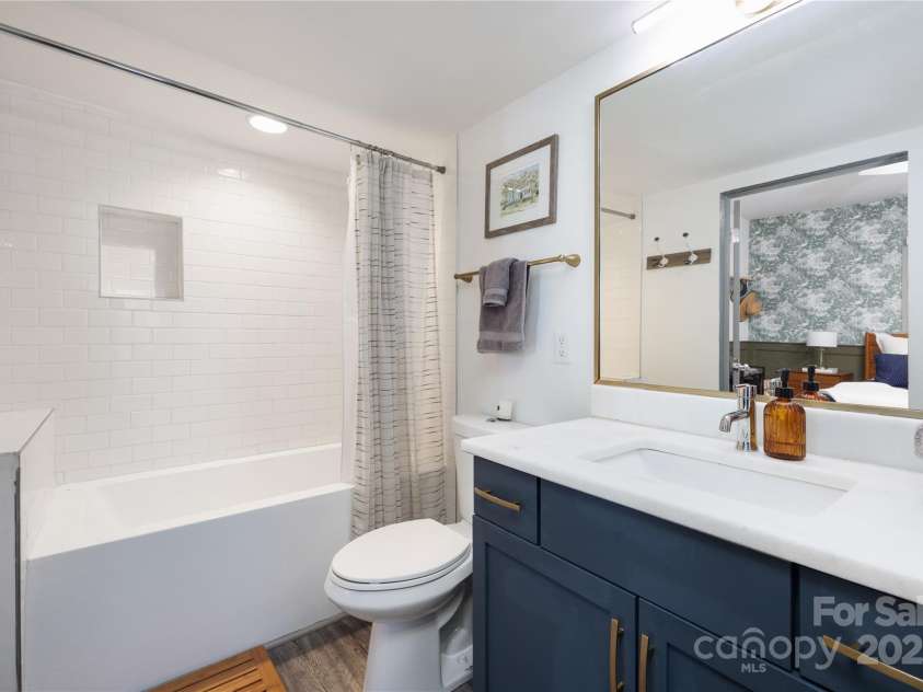 506 Campus Street, Charlotte, NC 28216.  MLS# CAR4217971, YatesRealty ID 4816. Full Bath