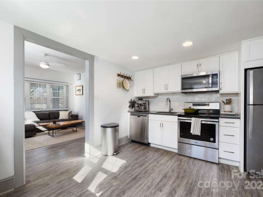506 Campus Street, Charlotte, NC 28216.  MLS# CAR4217971, YatesRealty ID 4816. Kitchen