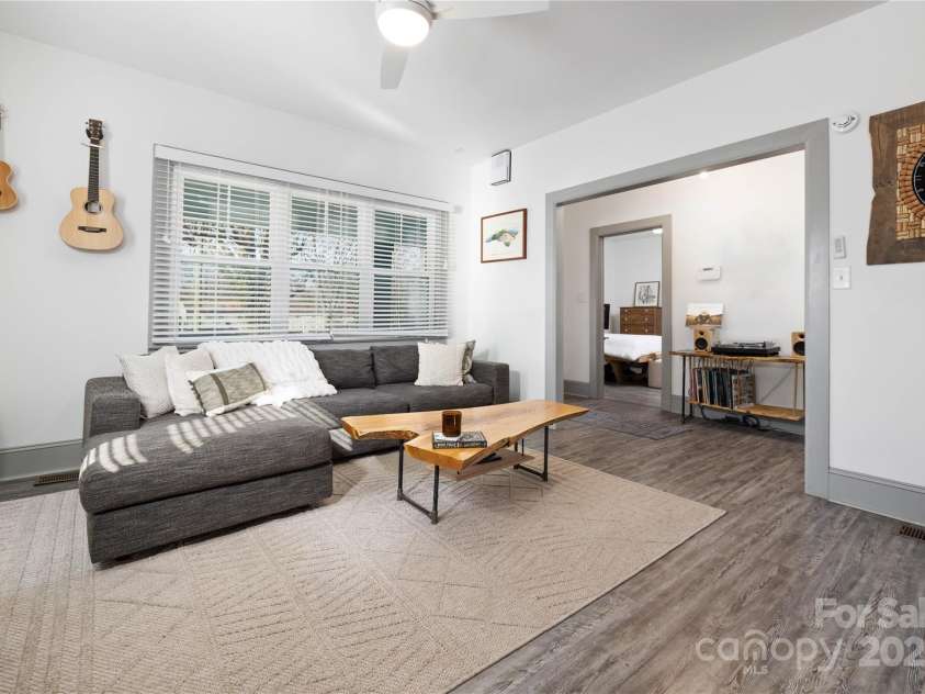 506 Campus Street, Charlotte, NC 28216.  MLS# CAR4217971, YatesRealty ID 4816. Living Room