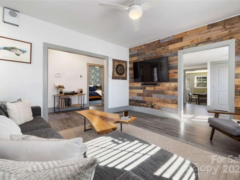 506 Campus Street, Charlotte, NC 28216.  MLS# CAR4217971, YatesRealty ID 4816. Living Room