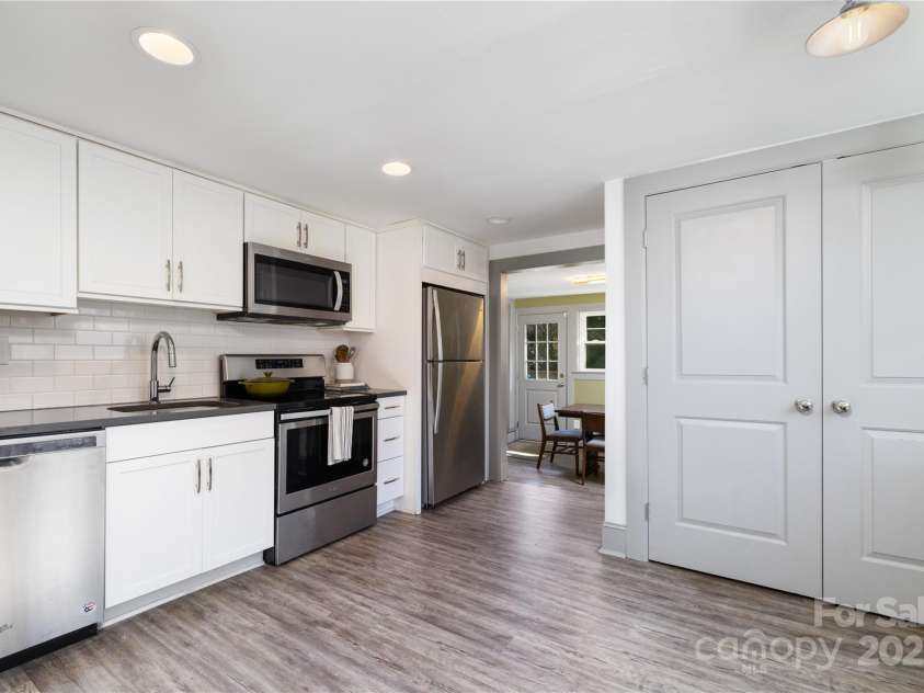 506 Campus Street, Charlotte, NC 28216.  MLS# CAR4217971, YatesRealty ID 4816. Newer appliances in Kitchen!
