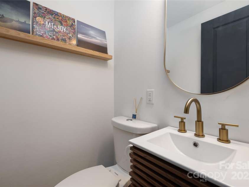 506 Campus Street, Charlotte, NC 28216.  MLS# CAR4217971, YatesRealty ID 4816. Newly remodeled 1/2 Bath off Office/3rd Bed!