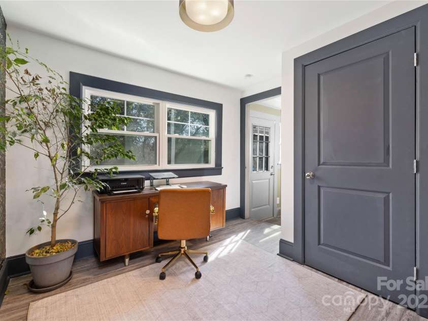 506 Campus Street, Charlotte, NC 28216.  MLS# CAR4217971, YatesRealty ID 4816. Office/3rd Bed- fantastic work from home spot!