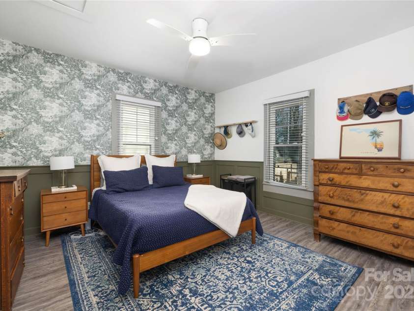 506 Campus Street, Charlotte, NC 28216.  MLS# CAR4217971, YatesRealty ID 4816. Primary Bed with custom wainscoting and wallpaper!