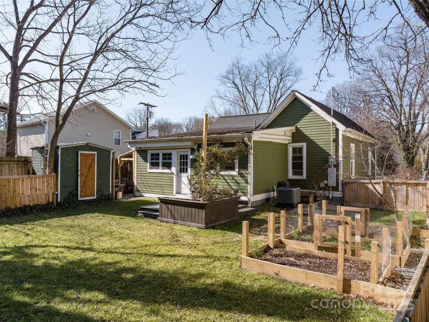 506 Campus Street, Charlotte, NC 28216.  MLS# CAR4217971, YatesRealty ID 4816. Raised bed planters!