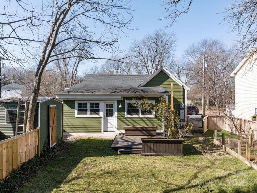 506 Campus Street, Charlotte, NC 28216.  MLS# CAR4217971, YatesRealty ID 4816. Rear Yard- nice wood deck and fenced in!