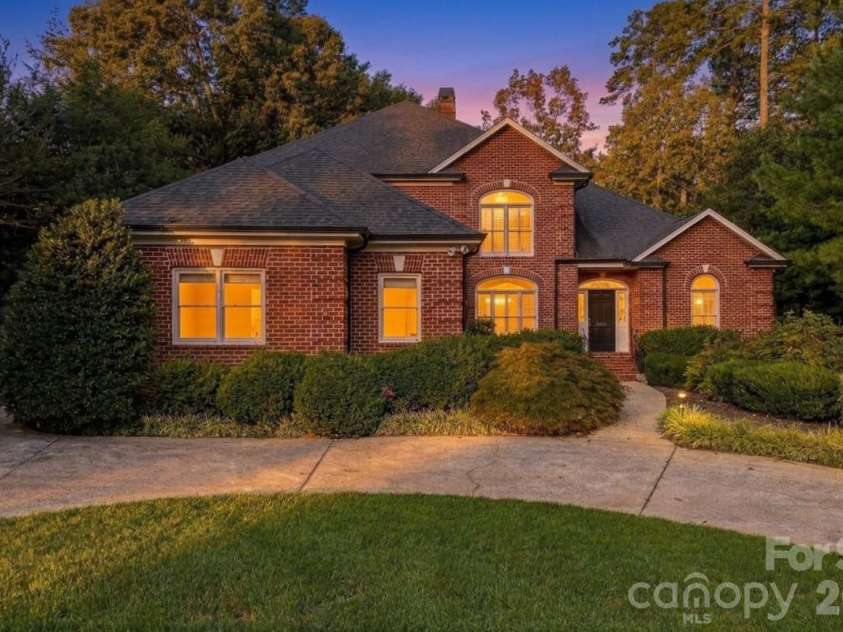 1515 8th Street, Hickory, NC 28601.  MLS# CAR4419363, YatesRealty ID 48175. 