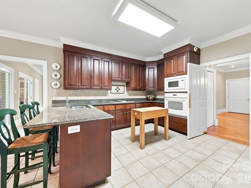 1515 8th Street, Hickory, NC 28601.  MLS# CAR4419363, YatesRealty ID 48175. 