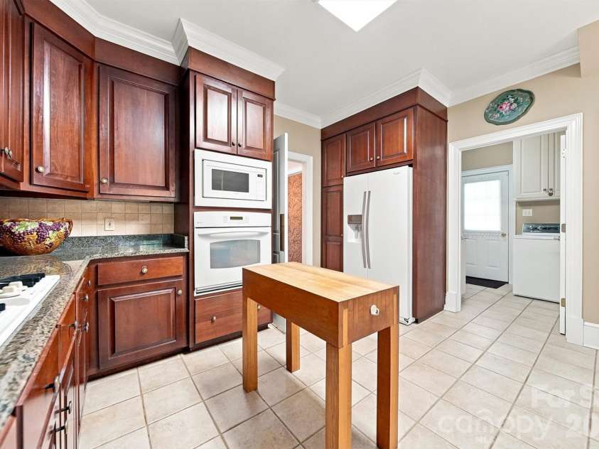 1515 8th Street, Hickory, NC 28601.  MLS# CAR4419363, YatesRealty ID 48175. 
