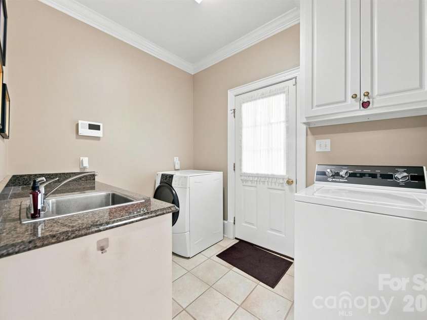 1515 8th Street, Hickory, NC 28601.  MLS# CAR4419363, YatesRealty ID 48175. 