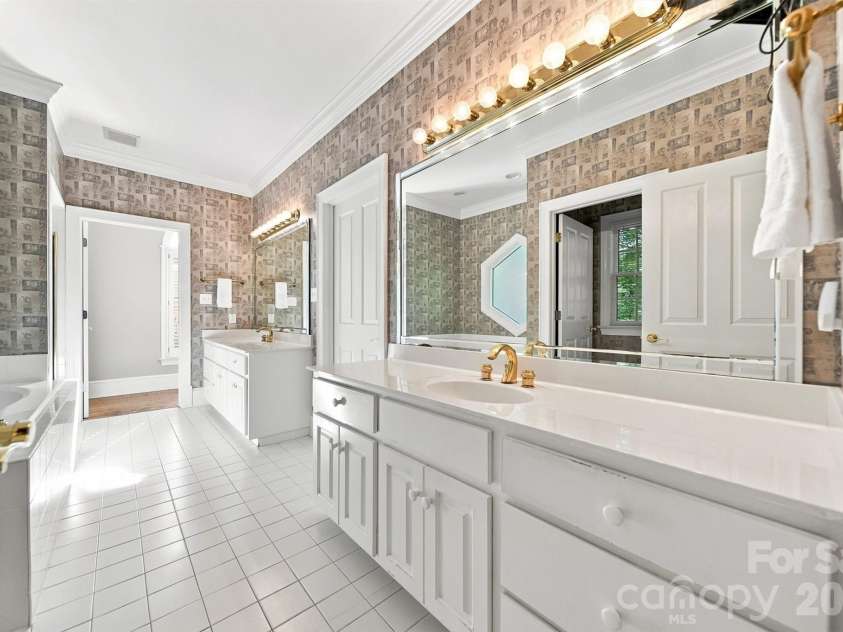 1515 8th Street, Hickory, NC 28601.  MLS# CAR4419363, YatesRealty ID 48175. 