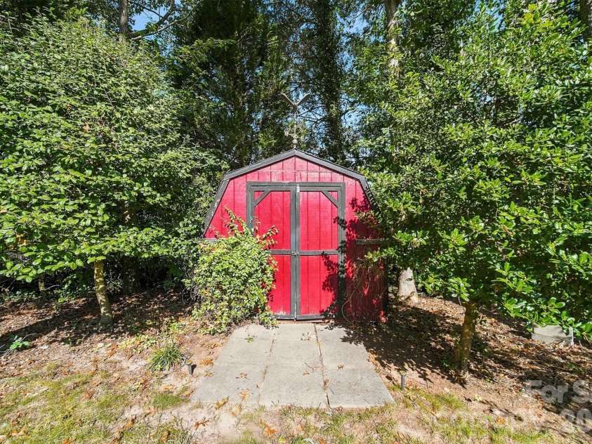 1515 8th Street, Hickory, NC 28601.  MLS# CAR4419363, YatesRealty ID 48175. 