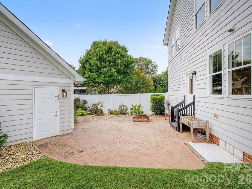 10020 Vanguard Parkway, Huntersville, NC 28078.  MLS# CAR4420414, YatesRealty ID 48176. 