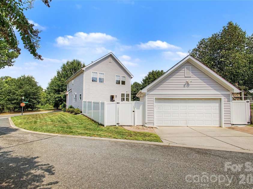 10020 Vanguard Parkway, Huntersville, NC 28078.  MLS# CAR4420414, YatesRealty ID 48176. 