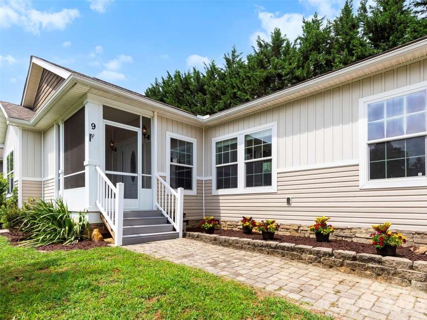 9 Farthings Drive, Arden, NC 28704.  MLS# CAR4419505, YatesRealty ID 48180. 