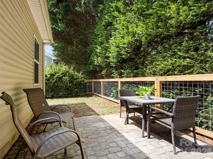 9 Farthings Drive, Arden, NC 28704.  MLS# CAR4419505, YatesRealty ID 48180. Fenced in Yard