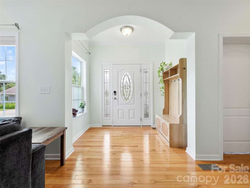 9 Farthings Drive, Arden, NC 28704.  MLS# CAR4419505, YatesRealty ID 48180. Large Entry Foyer