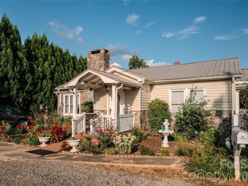 1461 Old NC 18 South, Morganton, NC 28655.  MLS# CAR4420488, YatesRealty ID 48189. Circle drive