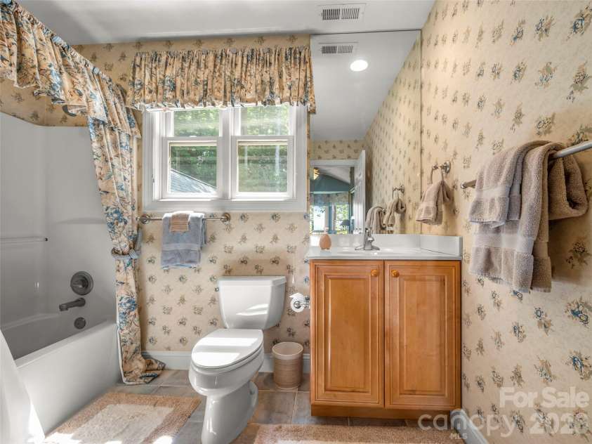 75 Old Hickory Trail, Hendersonville, NC 28739.  MLS# CAR4416201, YatesRealty ID 48192. 