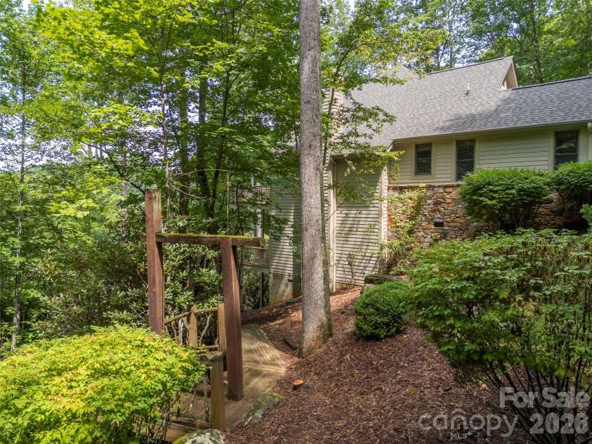75 Old Hickory Trail, Hendersonville, NC 28739.  MLS# CAR4416201, YatesRealty ID 48192. 