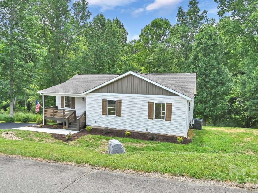157 Scarlett Ridge Drive, Marshall, NC 28753.  MLS# CAR4419073, YatesRealty ID 48194. 