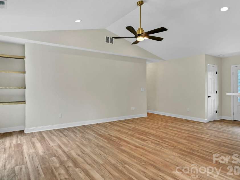 157 Scarlett Ridge Drive, Marshall, NC 28753.  MLS# CAR4419073, YatesRealty ID 48194. 