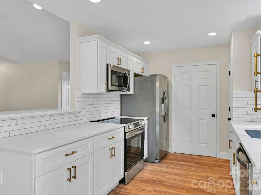 157 Scarlett Ridge Drive, Marshall, NC 28753.  MLS# CAR4419073, YatesRealty ID 48194. 