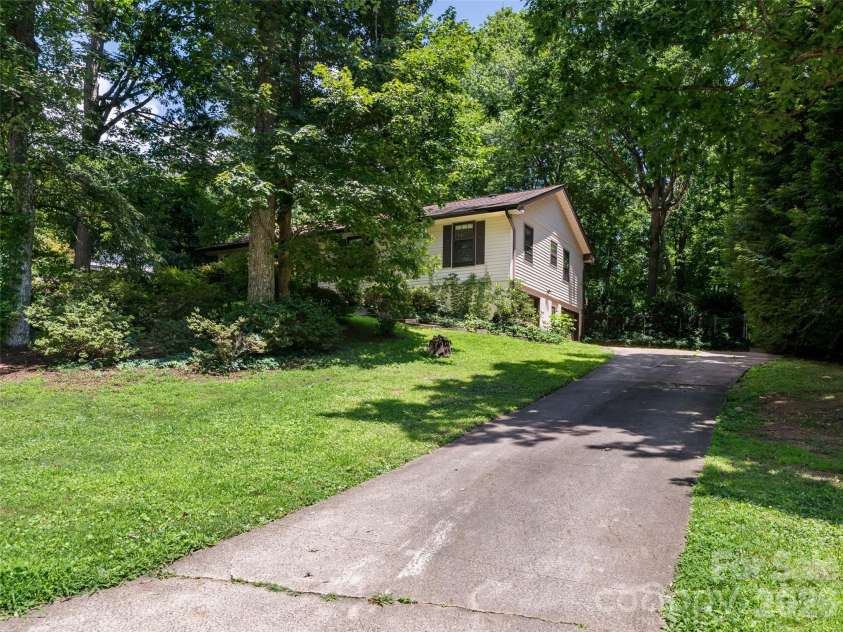 14 Forest Ridge Drive, Arden, NC 28704.  MLS# CAR4420399, YatesRealty ID 48197. 