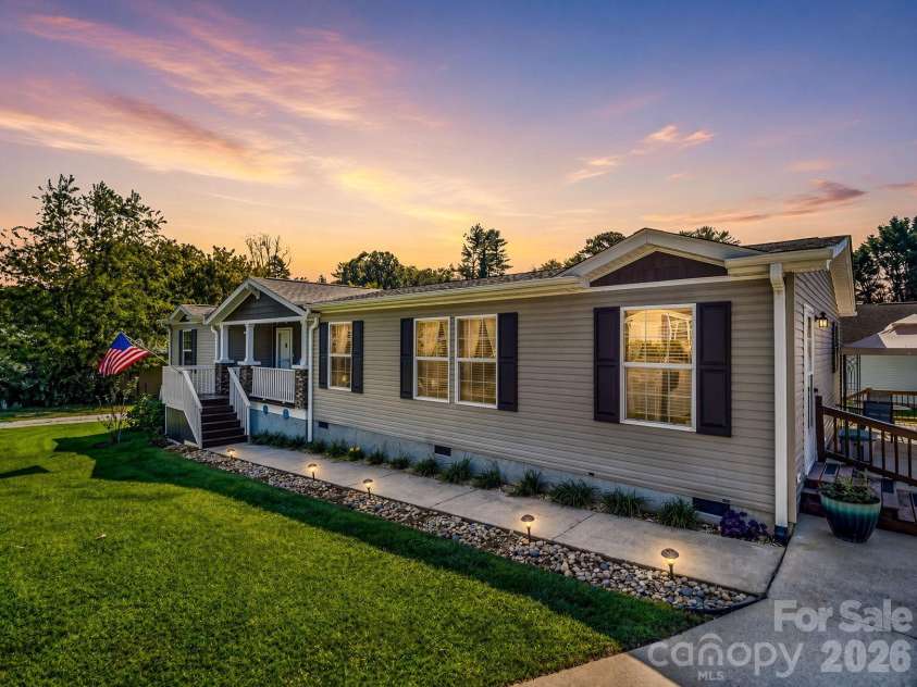 12 Frederick Lane, Hendersonville, NC 28792.  MLS# CAR4418880, YatesRealty ID 48198. 