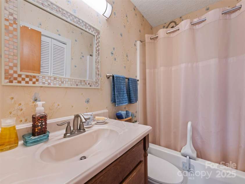 40 Meadows Lane, Maggie Valley, NC 28751.  MLS# CAR4201319, YatesRealty ID 482. 