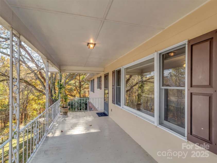 930 Scenic Circle, Waynesville, NC 28786.  MLS# CAR4314284, YatesRealty ID 482. 