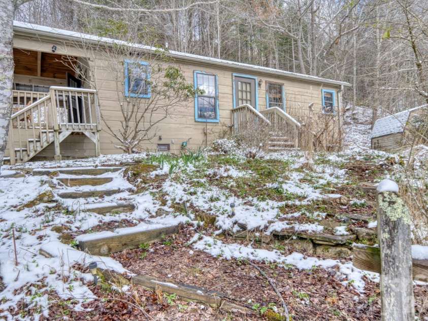 292 Crow Lane, Burnsville, NC 28714.  MLS# CAR4358084, YatesRealty ID 4820. 