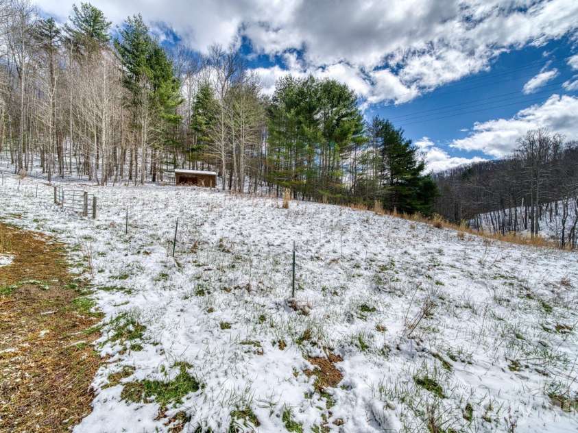 292 Crow Lane, Burnsville, NC 28714.  MLS# CAR4358084, YatesRealty ID 4820. 